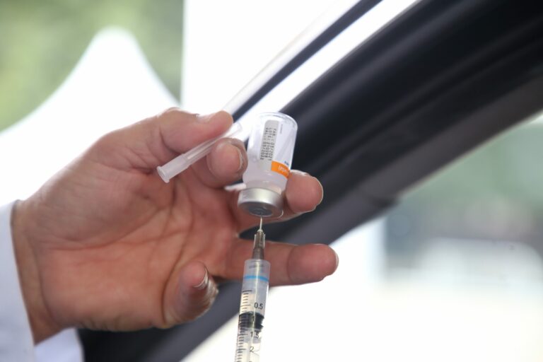 Governo de SP começa a vacinar profissionais de saúde com dose adicional