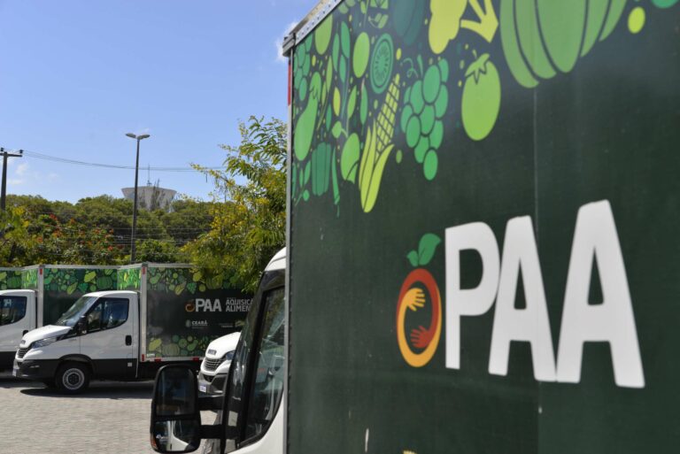 Governo do Ceará entrega 24 caminhões para transportar produtos do Programa de Aquisição de Alimentos