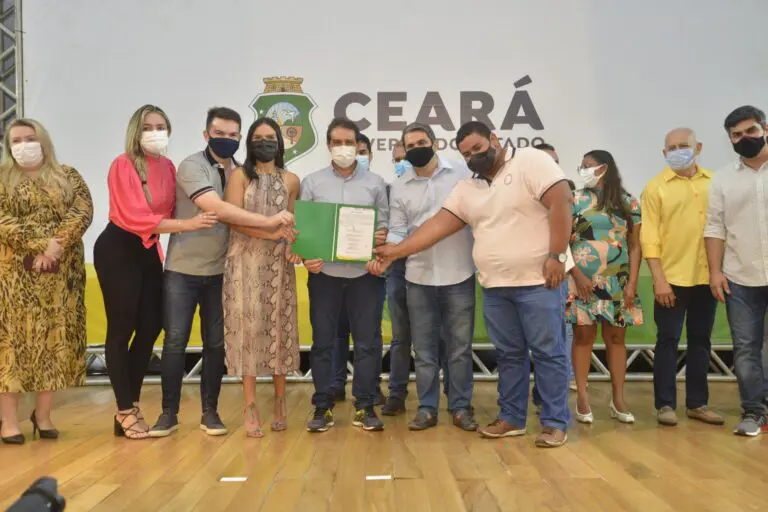 Governo do Ceará inaugura Areninha em Guaiúba, autoriza construção de outra em Aratuba e assina ordens de serviço do Sinalize nas duas cidades