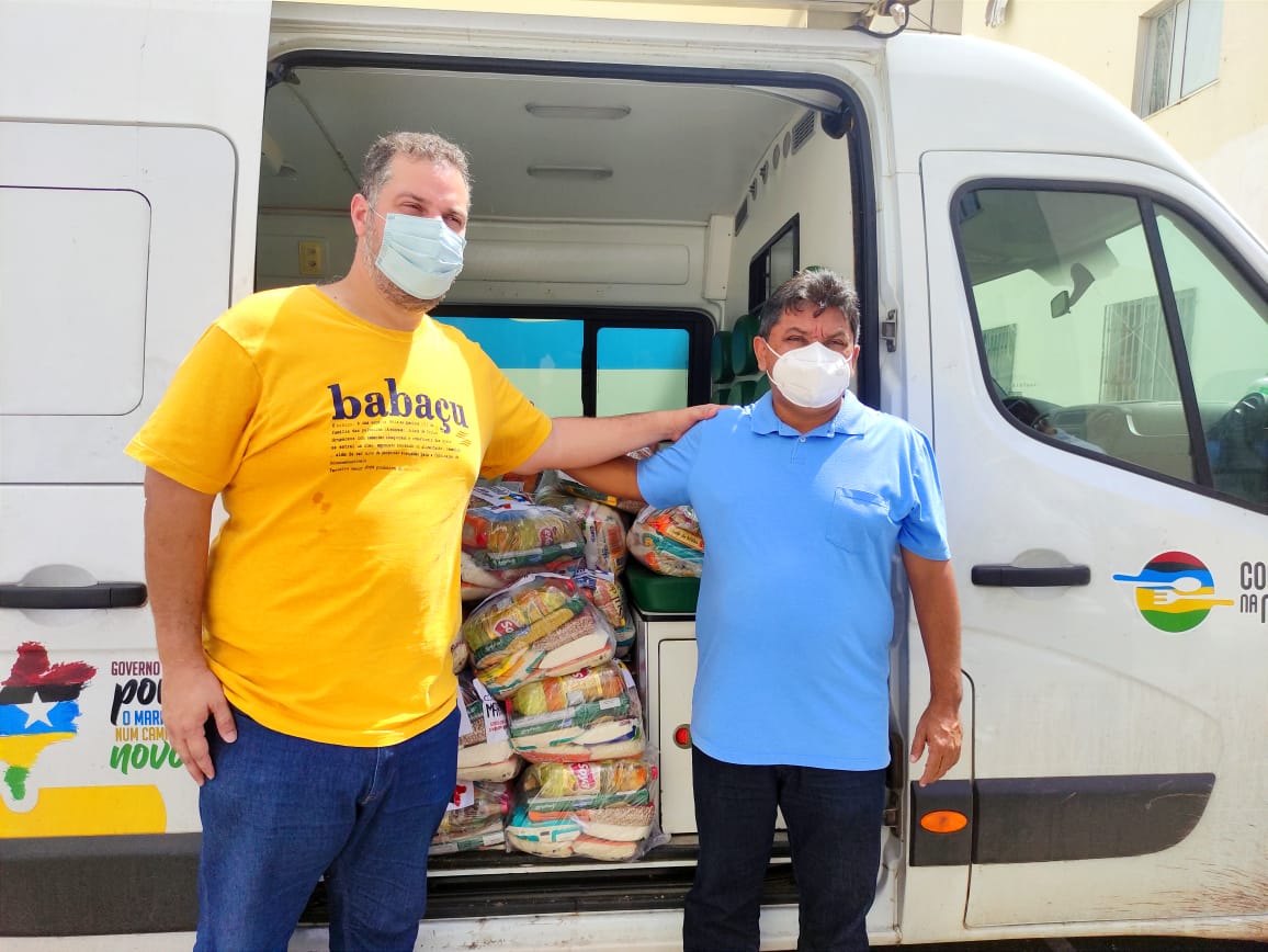 Secretários Márcio Jerry e Rodrigo Lago, durante a entrega das cestas de alimentos do programa Comida na Mesa (Foto: Divulgação)