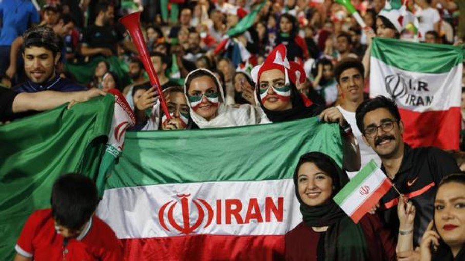 Iranianas assistem a partida da Copa do Mundo em telão montado em estádio de Teerã Iranianas assistem a partida da Copa do Mundo em telão montado em estádio de Teerã