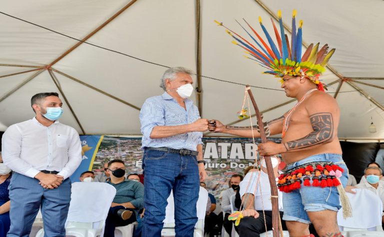 Nos 68 anos de Rubiataba, Caiado entrega reforma de escola e distribui chromebooks