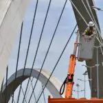 Podas e troca de postes deixam regiões sem energia