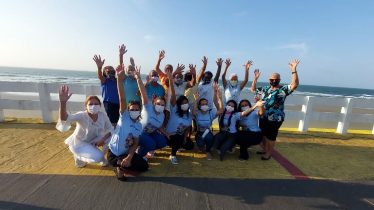Policlínica do Idoso leva pacientes à praia e promove integração em momento de lazer