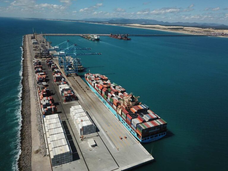 Porto do Pecém movimenta mais de 2,1 milhões de toneladas em setembro e volta a bater recorde
