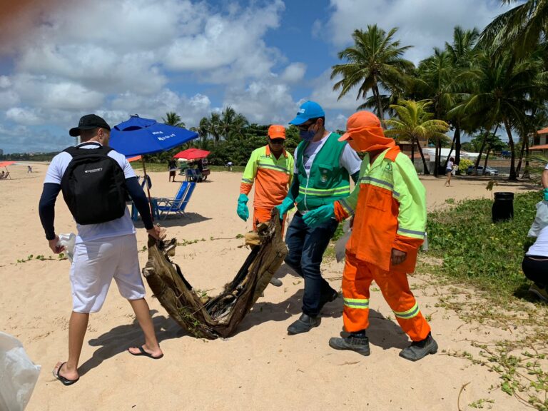 Prefeitura faz parceria com Praia Limpa e retira mais de 100 kg de lixo em Guaxuma