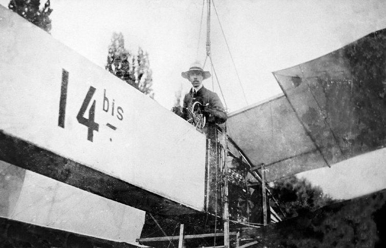 Santos Dumont em seu 14-Bis