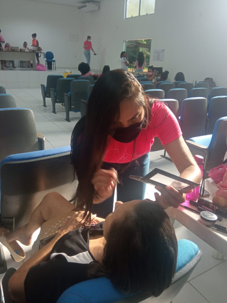 Professoras de Trizidela do Vale recebem uma tarde de maquiagem no CRJ do Médio Mearim