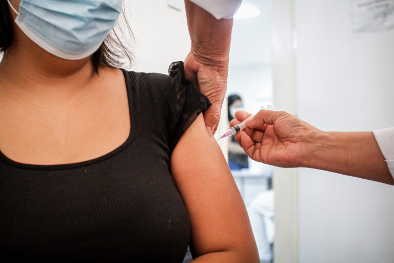 Profissionais de saúde do HCI recebem a 3ª dose de vacina contra Covid-19