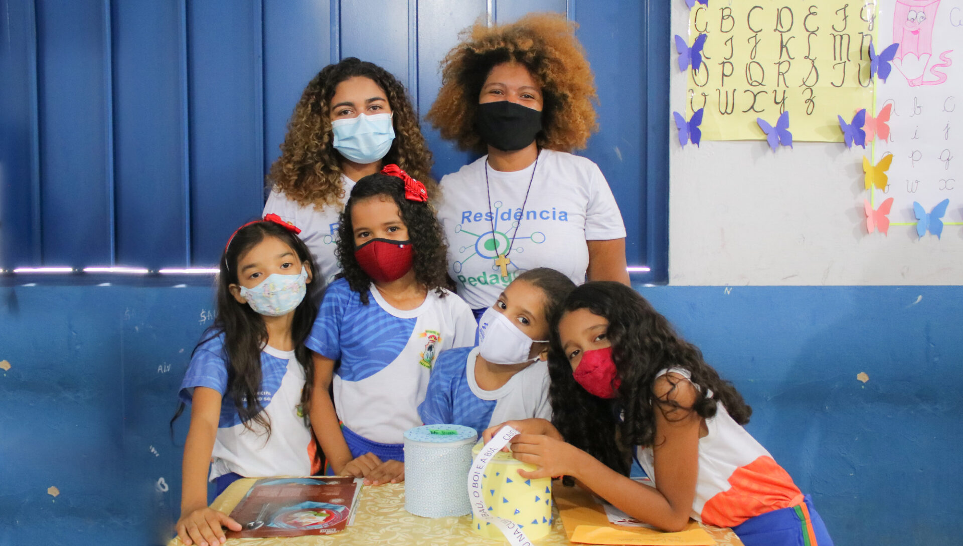 Alunas residentes Suzane Costa e Verônica Santos da Silva com estudantes da Escola Morada do Sol (Foto: Divulgação)