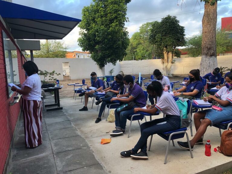 Aulas ao ar livre proporcionam novas aprendizagens aos estudantes em Santo Estevão
