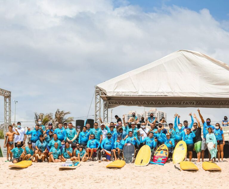 Sejuv reúne mais de 100 participantes na ação Clínica de Surfe Adaptado