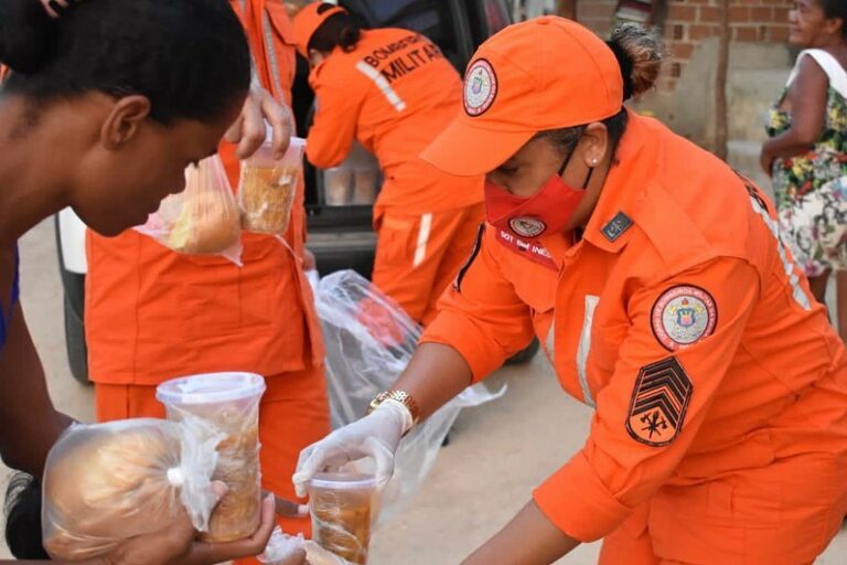 Corpo de Bombeiros reforça alimentação de moradores carentes em Jequié