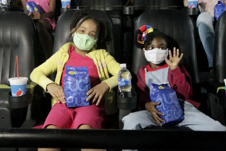 Polícia Militar promove sessão de cinema para crianças da região do Calabar