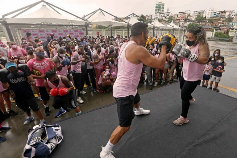 Palestras e aulas de boxe conscientizam estudantes sobre combate ao câncer de mama