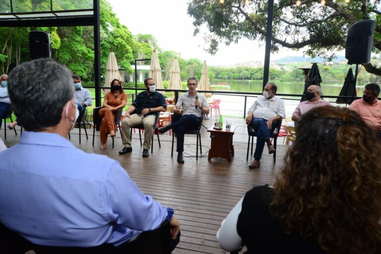 Governador se reúne com representantes do turismo da região do Circuito das Águas de Minas, no Sul do estado