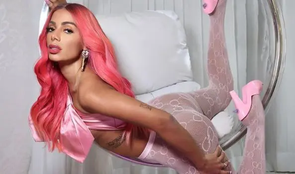De look revelador, Anitta quebra tudo no rebolado e choca seguidores: “TikTok quente!”