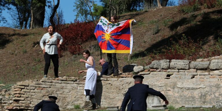 Protesto por Tibete marca acendimento da tocha dos Jogos Pequim 2022
