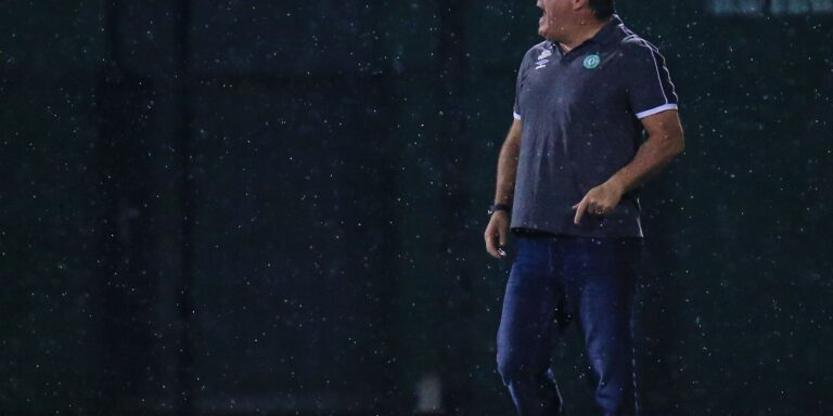 Chapecoense anuncia saída do técnico Pintado