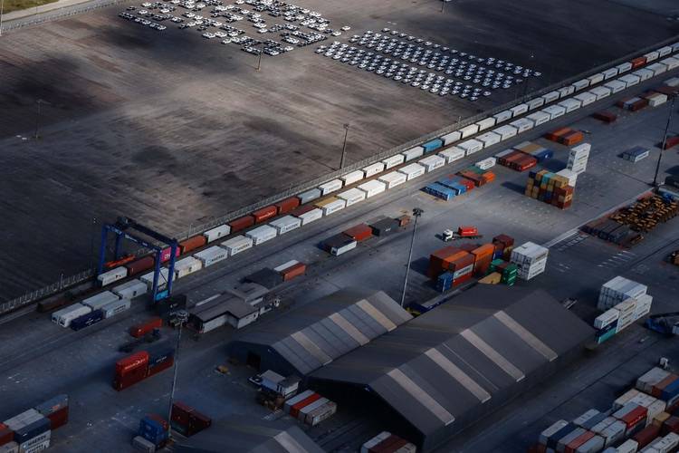 Volume de cargas movimentadas por ferrovia aumentou 25% nos portos do Paraná