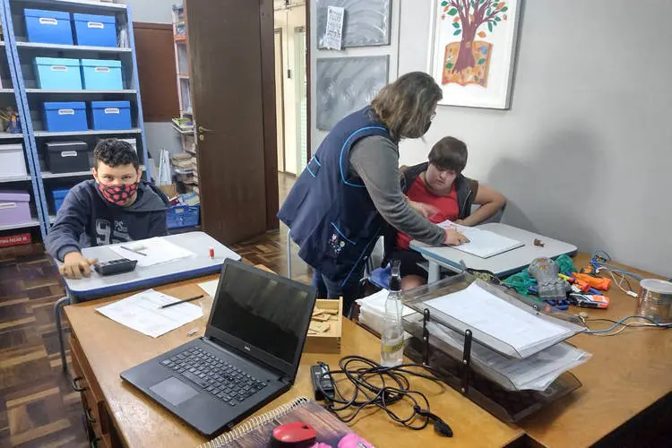 Professora se destaca por aprendizado individualizado na educação especial
