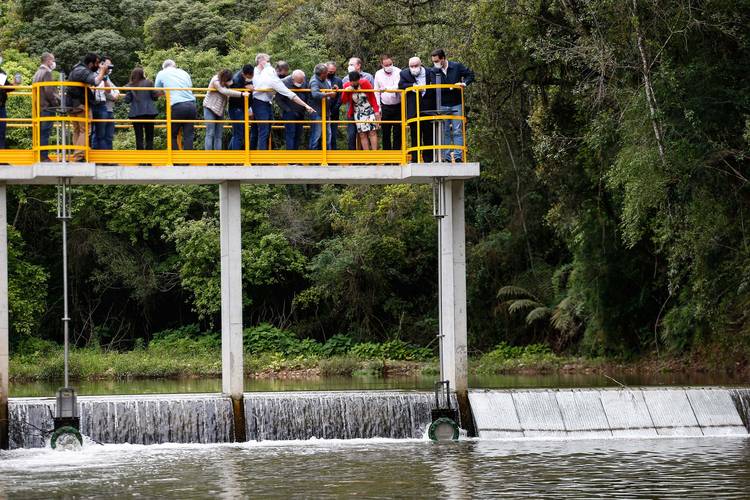 Com quatro anos de antecedência, governador inaugura transposição do Rio Capivari, em Colombo