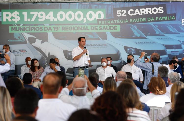 Em Santo Antônio da Platina, governador anuncia R$ 4,5 milhões em obras e entrega 52 carros