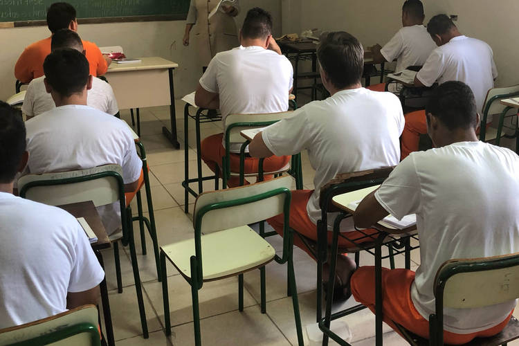 Mais de 4 mil presos fazem prova para certificação de competência de jovens e adultos