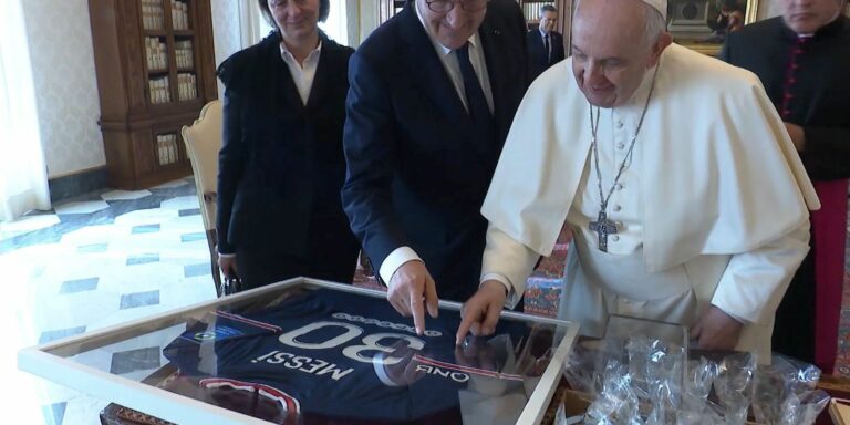 Premiê francês presenteia Papa com camisa de Messi autografada