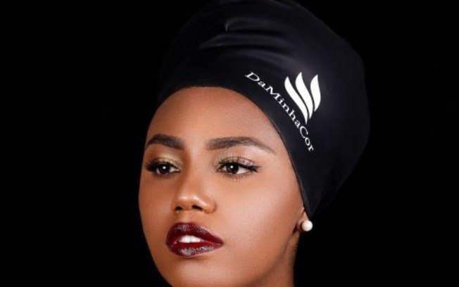 Empresa lança toucas de natação para cabelos afro