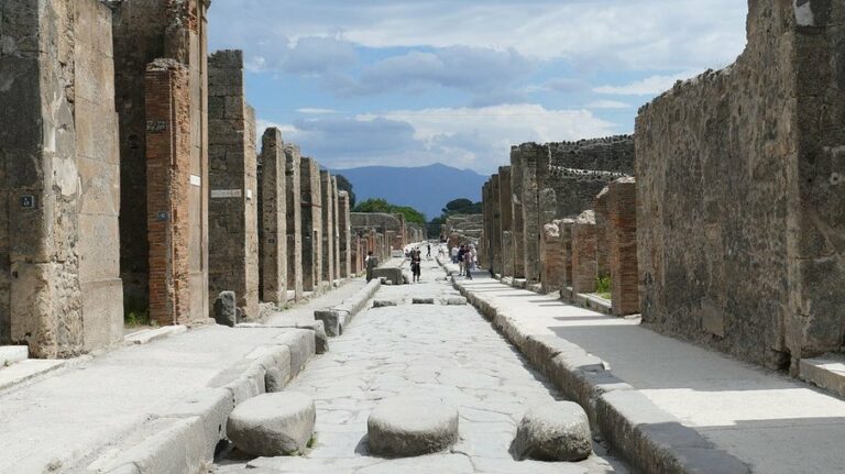 Destruída há quase 2 mil anos, Pompeia preserva as ruínas da civilização perdida