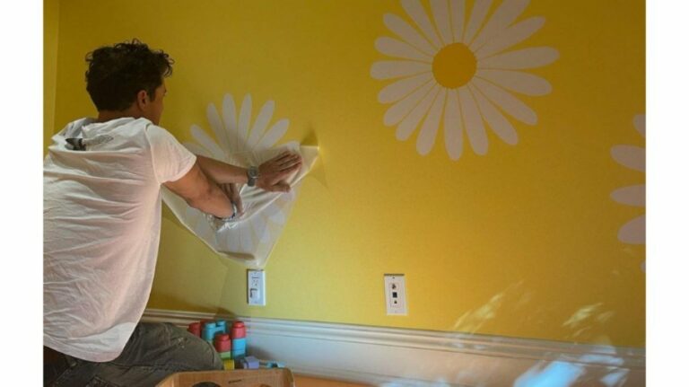 Katy Perry filma Orlando Bloom pintando quarto da filha