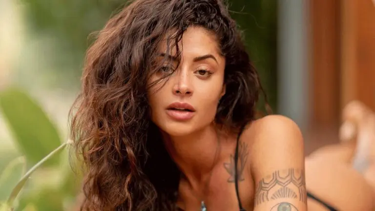No estilo sereia, Aline Riscado posa saindo do mar e corpão sarado rouba a cena: “Vem verão!”