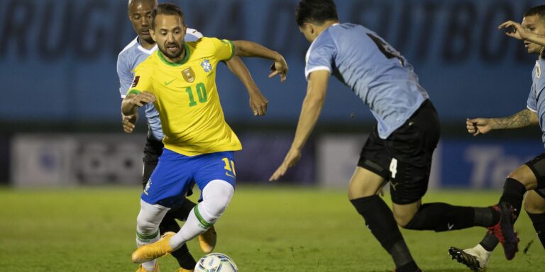 Seleção enfrenta Uruguai buscando virtual classificação para Copa