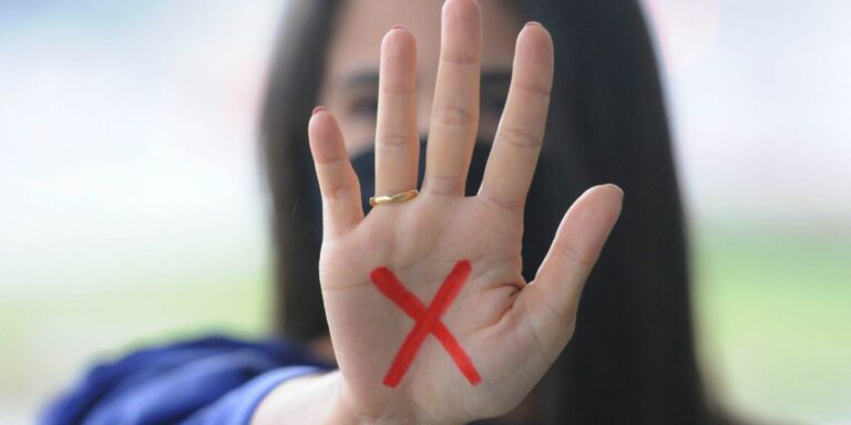 Associação estimula debate nas escolas sobre violência contra a mulher