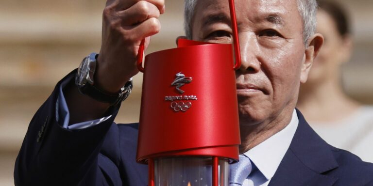 Pequim 2022: organizadores recebem chama olímpica em meio a protestos