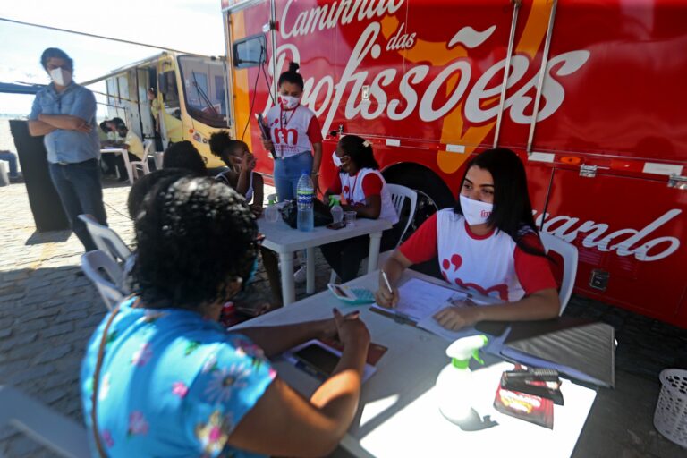 SineBahia Móvel, maior ação itinerante de empregabilidade do país, percorre bairros de Salvador