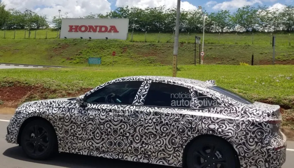 Novo Honda Civic 2022 é flagrado em testes no Brasil 