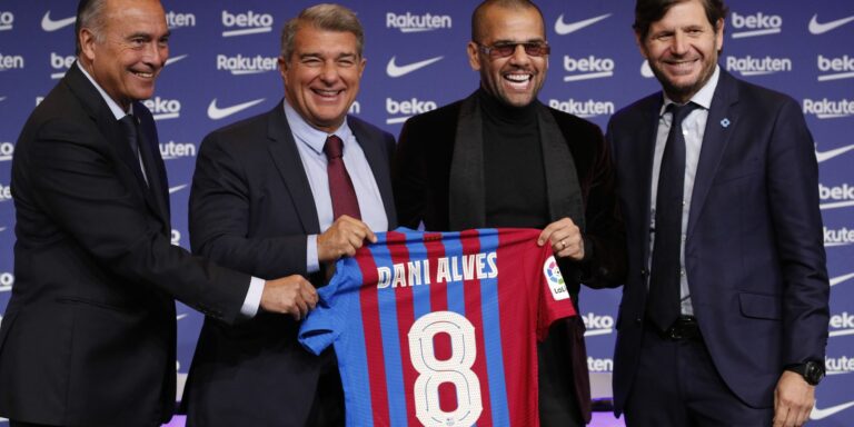 Daniel Alves é apresentado pelo Barcelona