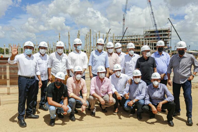 Governador e comitiva visitam as obras do Hospital Universitário do Ceará, em Fortaleza