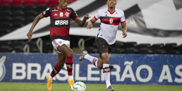 Flamengo enfrenta Atlético-GO tentando manter sonho do Brasileiro vivo