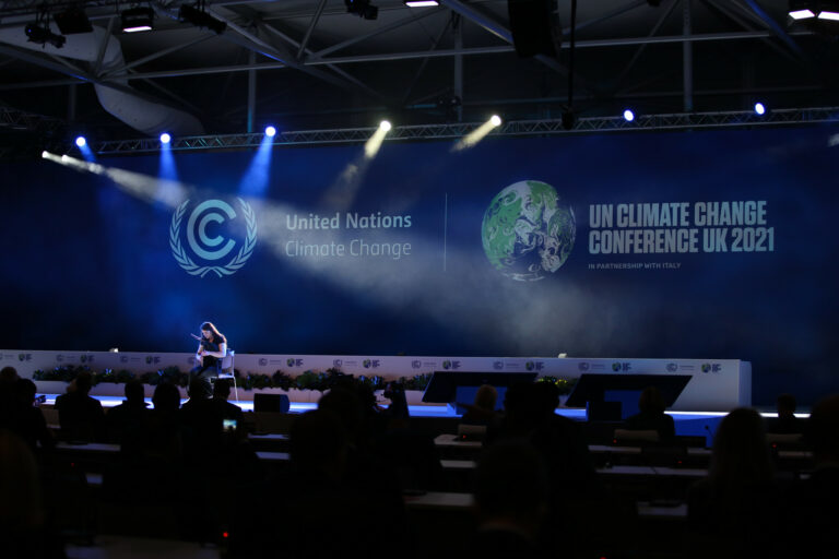 Romeu Zema apresenta ações de Minas Gerais para redução da emissão de poluentes em palestra na COP26, em Glasgow