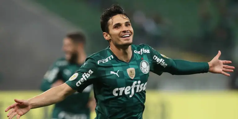 Palmeiras goleia Atlético-GO no Brasileiro