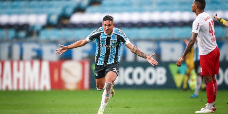 Grêmio goleia Bragantino e respira no Campeonato Brasileiro