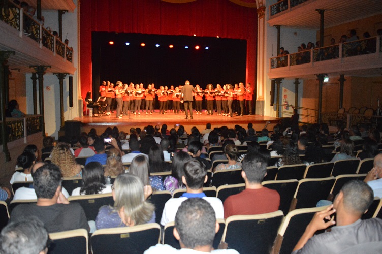 Alunos da rede municipal participam da programação de 111 anos do Teatro Deodoro