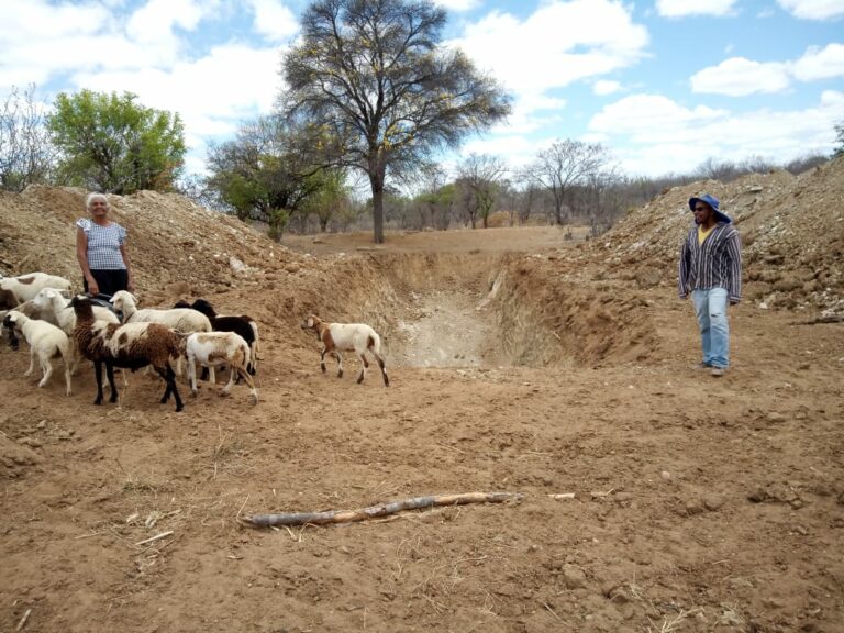 Construção de barreiros trincheiras leva acesso a água para aldeamentos de Abaré