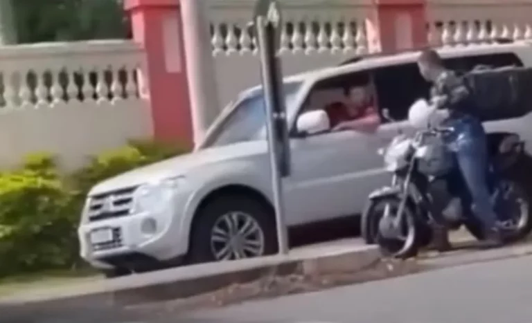 Briga de trânsito acaba com motoboys atropelados em SP (vídeo)