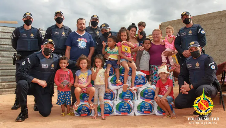 Cadetes fazem doações de cestas básicas
