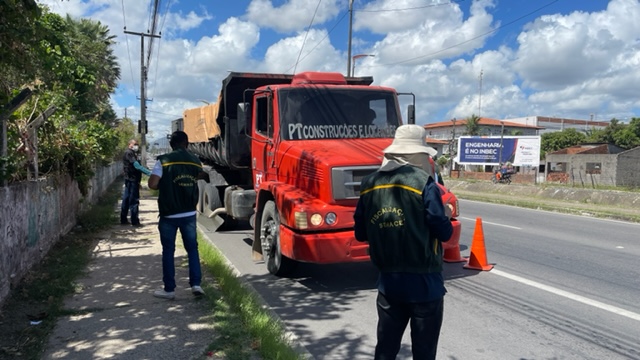 Em Fortaleza, Semace vistoria 71 veículos a diesel e multa cinco em blitze de combate à fumaça tóxica