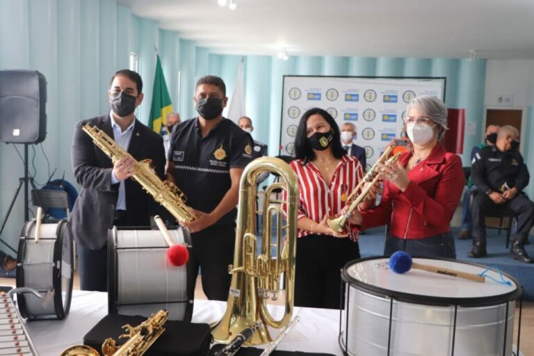 Escola cívico-militar do Itapoã recebe instrumentos musicais 